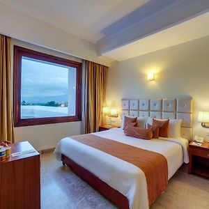 Suite con Cama King con Vistas a la Piscina